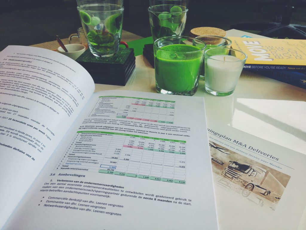 Ondernemingsplan opgeslagen op tafel